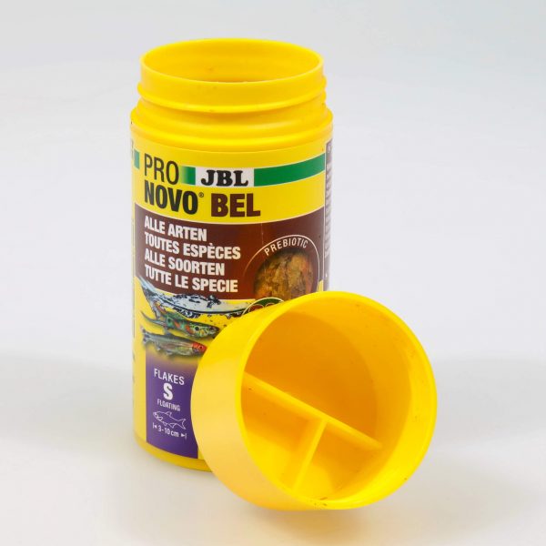 JBL PRONOVOBEL FLAKES S 100ML est un aliment prébiotique pour poissons d’aquarium, enrichi en ail, favorise une digestion saine en nourrissant les bactéries intestinales bénéfiques.